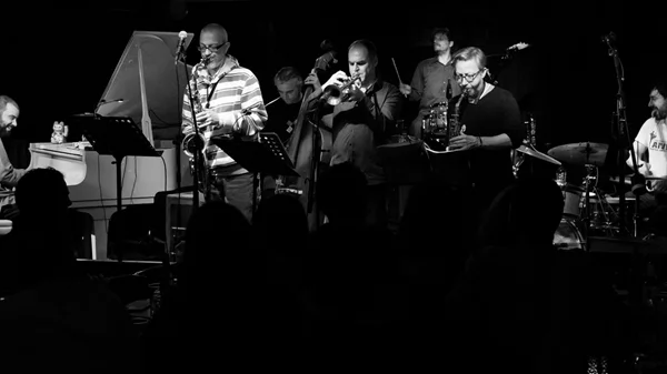 Το Πράγμα: Από την παράδοση του swing και του blues στα μινιμαλιστικά τοπία διαλογισμού μιας Αόριστης Ανατολής