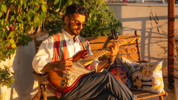 Papazó: "Θέλω η αμεσότητα του "μπαλκονιού" να διαπερνά το γυαλί της οθόνης"