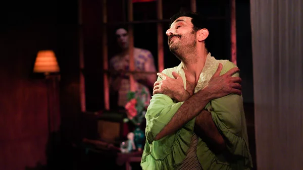 Παράταση παραστάσεων για το "Μάθε με να φεύγω"