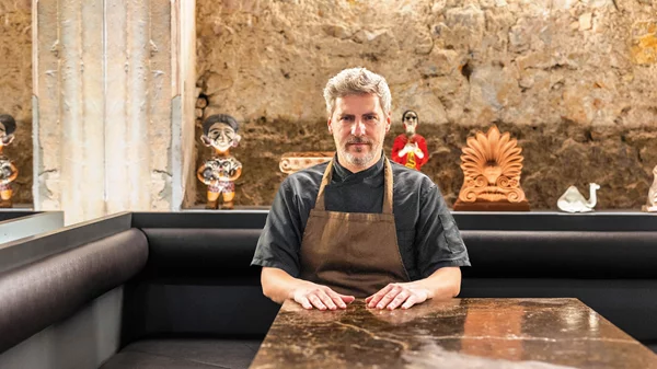 O Μανώλης Παπουτσάκης μάς στρώνει γιορτινό τραπέζι με άρωμα Κρήτης