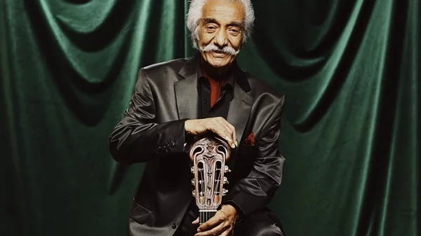 Καθηλωτικός Κώστας Χατζής, λαμπερή Ελπίδα: Μια βραδιά στο κατάμεστο "Άλσος"