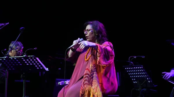 Η Μαρία Φαραντούρη τραγουδάει "60 χρόνια" στην ΕΡΤ3