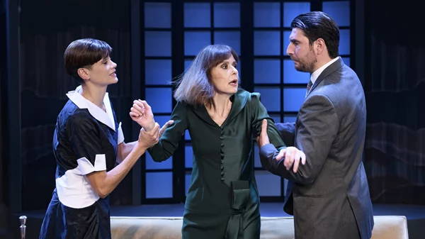 "Διάλεξε τον θάνατό σου αγάπη μου": Σπεύσατε να δείτε τη βραβευμένη νουάρ παράσταση που ολοκληρώνει τον δεύτερο χρόνο επιτυχίας!