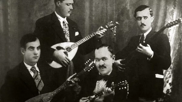 Τετράς Η Ξακουστή Του Πειραιώς: Πώς έφερε τα πάνω-κάτω στο λαϊκό στερέωμα, 90 καλοκαίρια πριν