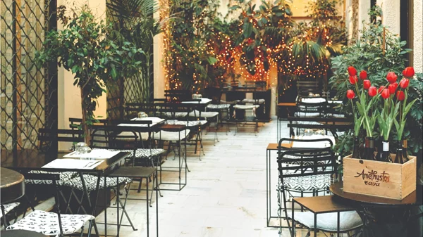 "Psyche Wine Bar": Μια κρυμμένη οινική όαση στη σκιά της Ερμού