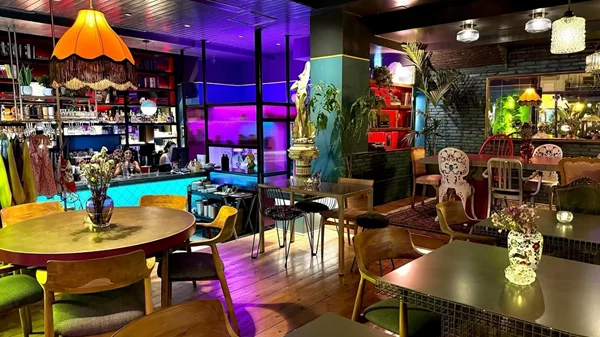 Το Tipsy Mermaid μόλις άνοιξε τις χρωματιστές του πόρτες στην πλατεία της Ραφήνας και σε καλεί να κάνεις "βουτιά" σε γεύσεις και χρώματα γεμάτα όμορφες αντιθέσεις