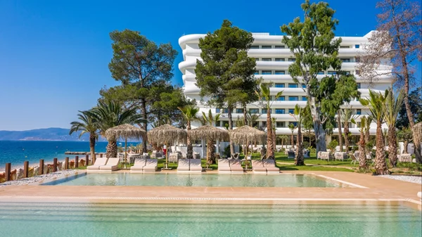 Isla Brown Corinthia: Η προσιτή πολυτέλεια που αλλάζει τα Σαββατοκύριακά μας