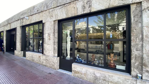 Εγκαινιάστηκαν τα ανακαινισμένα ιστορικά Ανθοπωλεία της Βουλής