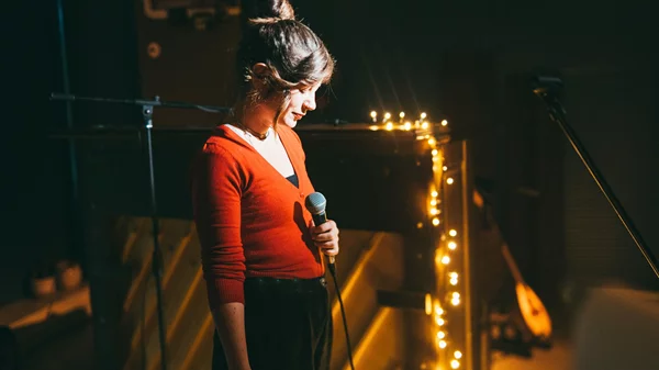 "Ανάδυση": Η Χαρούλα Τσαλπαρά παρουσιάζει τον πρώτο της προσωπικό δίσκο στο Theatre of the No