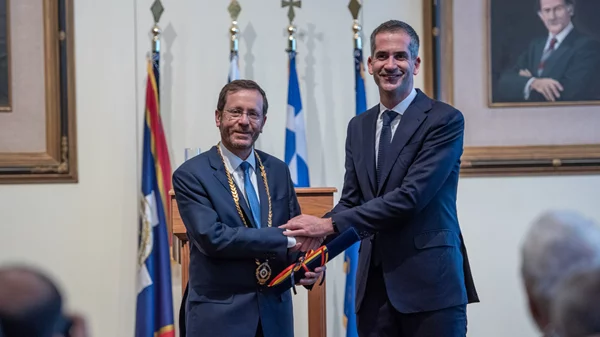 Χρυσό Μετάλλιο Αξίας της Πόλεως των Αθηνών παρέδωσε ο Κώστας Μπακογιάννης στον πρόεδρο του Ισραήλ