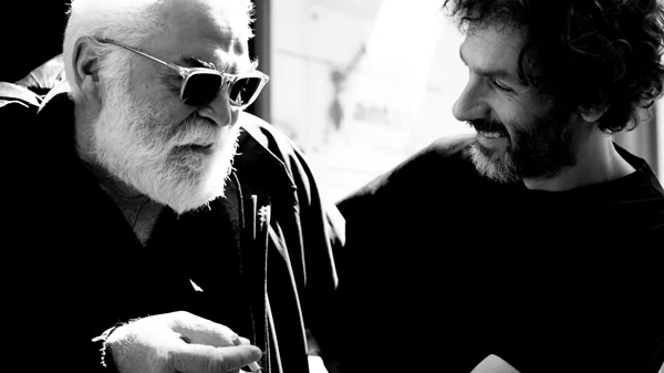 Ένα κόκκινο πουλί έχει κολλήσει στο παράθυρό σας