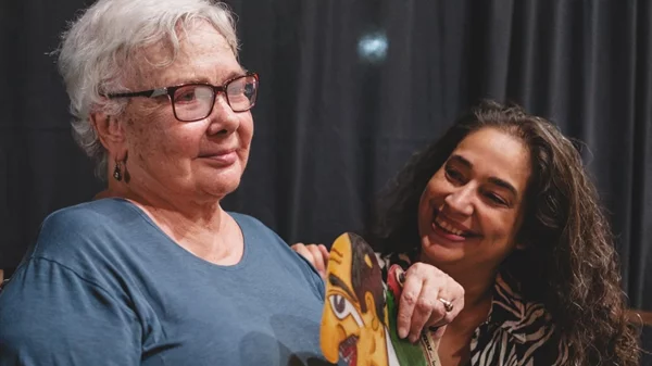 Η Ξένια Καλογεροπούλου εμπιστεύεται πρώτη φορά έργο της στο κουκλοθέατρο