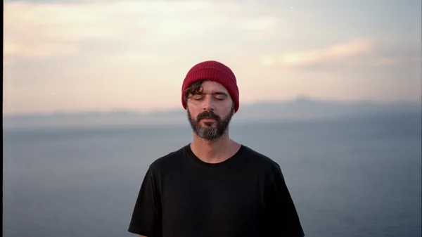 Ο Πέτρος Κλαμπάνης θέλει να βρίσκεται σε εγρήγορση και να αφήνει χώρο για το απρόβλεπτο