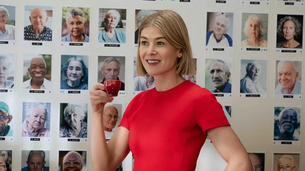 Σάσα Μπάρον Κοέν και Ρόζαμουντ Πάικ πρωταγωνιστούν στο "Ladies First" του Netflix