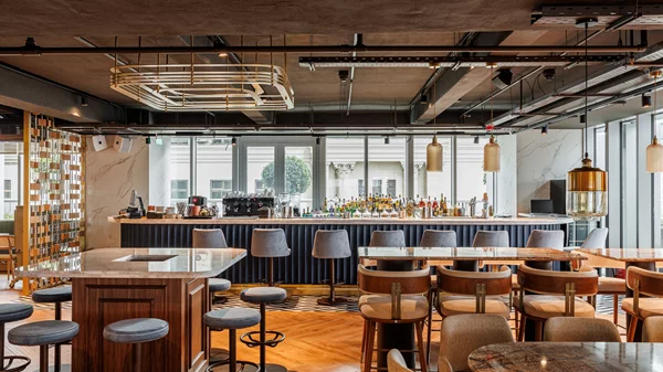 "Nice n Easy Piraeus Tower": Μια νέα εποχή γαστρονομίας και διασκέδασης στον Πειραιά