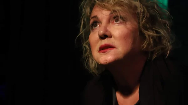 Η "Ζηνοβία η θεατρίνα" ζωντανεύει τον κόσμο των μπουλουκιών στη σκηνή