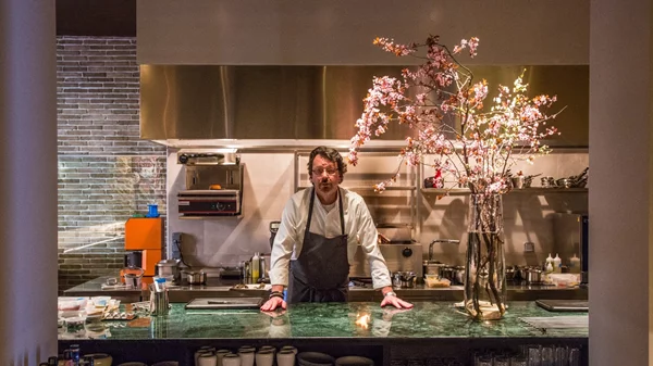 Ο Ερβέ Προνζάτο είναι πλέον fusion και ανοίγει ένα νέο street-φουντάδικο στα Πετράλωνα