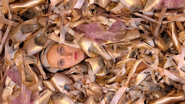 "LAGO: A stand up tragedy": Ο μονόλογος μιας μπαλαρίνας στα Τζάμια Κρύσταλλα