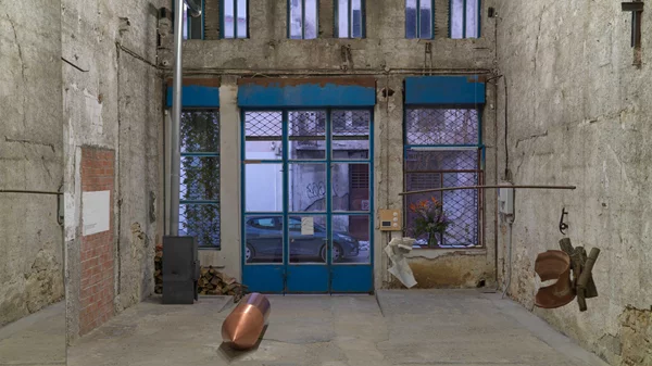 Οι πολλαπλές ερμηνείες του χώρου και η φθορά του χρόνου στην έκθεση "ανάβασις"