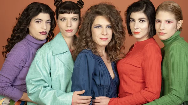 "Στην κορυφή του κόσμου, εκεί να με πας": Στο θέατρο Αργώ στήνεται πάρτυ κι είμαστε όλοι καλεσμένοι