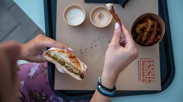 "4Hands": Το νέο smash burger της Αθήνας