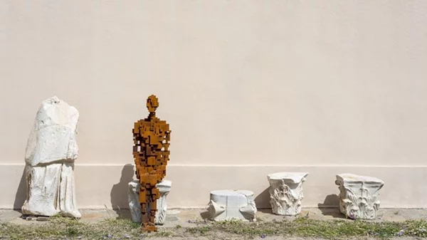 Γιατί ο Gormley στη Δήλο κι όχι ο Λάνθιμος στην Ακρόπολη;
