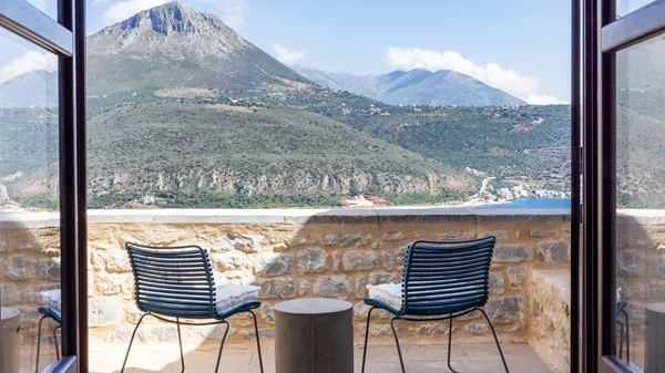 Γιατί το Πέτρα και Φως είναι το πιο cool ξενοδοχείο στη Μάνη