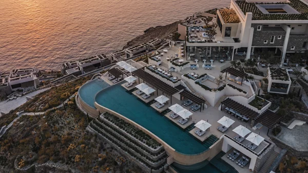 Το ξενοδοχείο-προορισμός στη Τζιά που αποθεώνει το Condé Nast Traveler