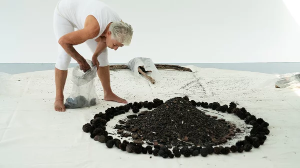 Φωτιά και νερό συναντιούνται στο έργο της Ελένης Μυλωνά