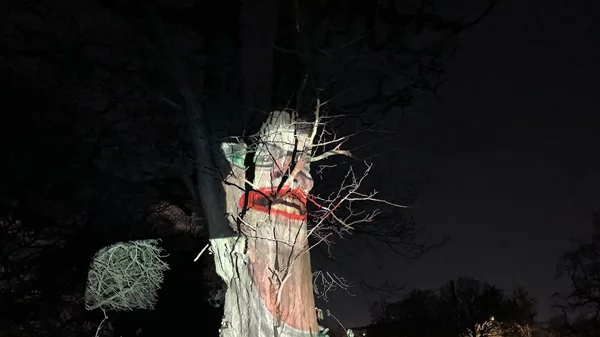 "People on trees": Ο Φίλιππος Τσιτσόπουλος εμπλέκει το σαιξπηρικό δράμα με την οικολογική καταστροφή