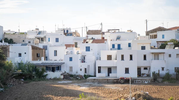 Thermia Project 2024: Η Κύθνος βρίσκεται ξανά δίπλα στους νέους εικαστικούς με την έκθεση "Traces on Soil"