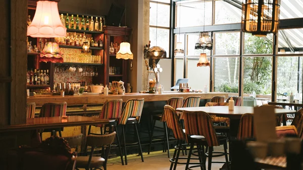 Στάση Μετρό Χαλάνδρι: Τα χίλια χρώματα του παγωνιού στο "Mr. Peacock"