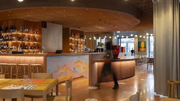 Οι απαραίτητες στάσεις για φαγητό και ποτό στην Πλατεία Αγίας Ειρήνης