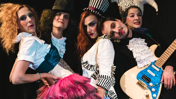 Η "Τρελή του Σαγιό" από τη Θεατρική Ομάδα Κωφών "Τρελά Χρώματα"