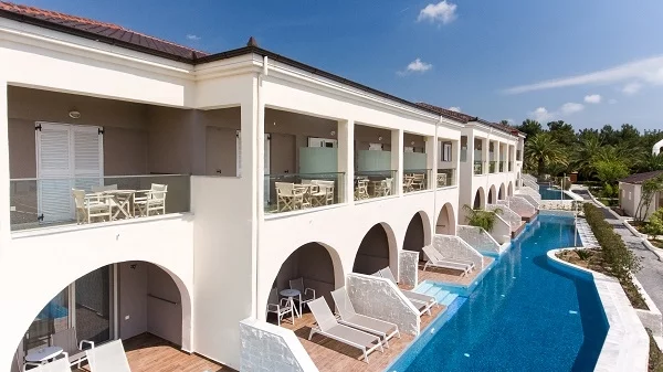 Όμιλος Xenios Gate, Θάσος: βρες το ξενοδοχείο που σου ταιριάζει για αξέχαστο Πάσχα με φόντο πράσινο και γαλάζιο