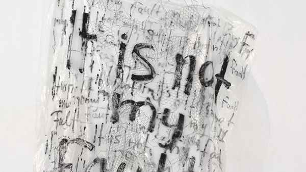 "It’s not my fault": Ο Γιώργος Θεοδώρου αμφισβητεί το status quo και συνθέτει θραύσματα από αστικά συντρίμμια