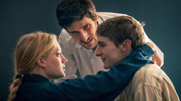 Η Βαλέρια Μπρούνι Τεντέσκι επιστρέφει στην εποχή της αθωότητας