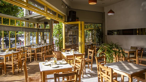 Τσικνοπέμπτη στο Αλάργα: Γλέντι και προβατίνα στην πλατεία Υμηττού