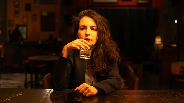 "Δε μιλένιαλς": Νέες φωτογραφίες από την παράσταση της Χρύσας Κολοκούρη