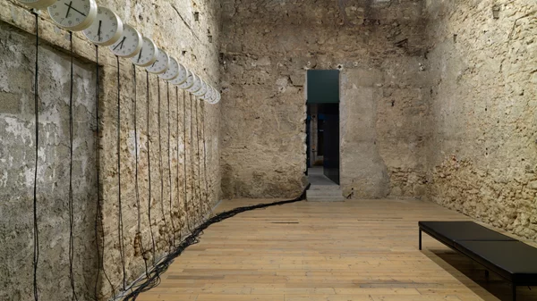 Ίρις Τουλιάτου, γιατί έχεις μεταφέρει στη γκαλερί Rodeo όλα τα ρολόγια του Εθνικού Μουσείου Σύγχρονης Τέχνης και τις "μητέρες" τους;