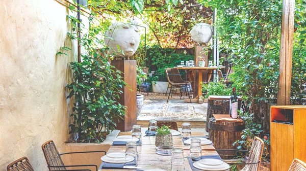 "Λεύκες": Η κομψή "ντίβα" του Γαλατσίου