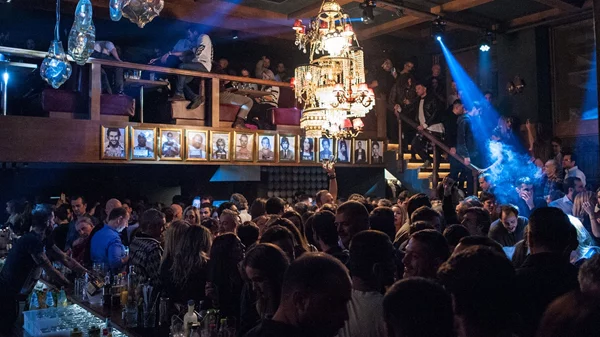 Μα είναι το Rock n Roll εστιατόριο;