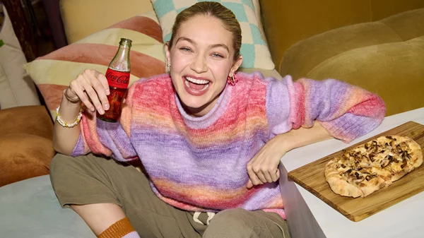 H Συνταγή της Μαγείας: η Coca-Cola αποκαλύπτει τα 3 μαγικά υλικά που μας φέρνουν κοντά με τα αγαπημένα μας πρόσωπα, γύρω από ένα τραπέζι!