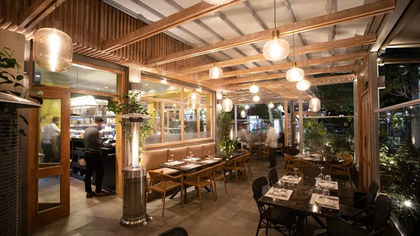 "Iama": Φρέσκια μεζεδοκατάσταση στο Παλαιό Φάληρο