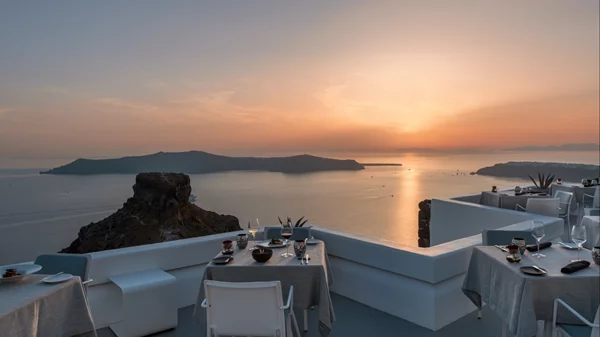 Οι απολαυστικές νέες γεύσεις του "Varoulko Santorini" στο "Grace Hotel"