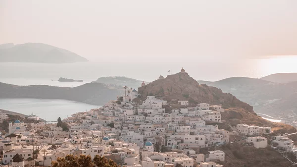 Η Ίος των αντιθέσεων: Ησυχία και ένταση στην ίδια ανάσα