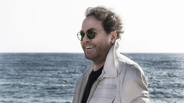 Ο Γιάννης Πάριος μας ταξιδεύει σε παλιούς και νέους έρωτες στο Faliro Summer Theater