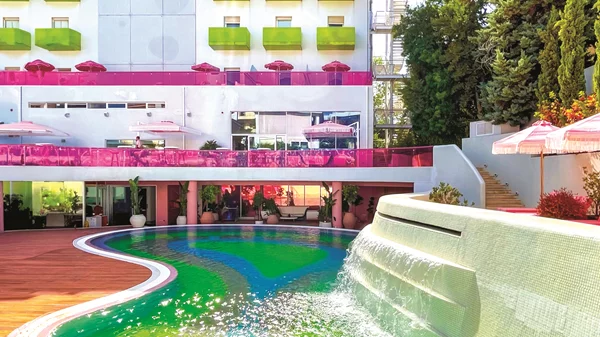 "Semiramis": Δροσιστικές βουτιές σε ανανεωμένο σκηνικό!