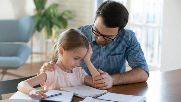 Βοηθώντας το παιδί με τα μαθήματα χωρίς να διαταράξουμε τη σχέση μας
