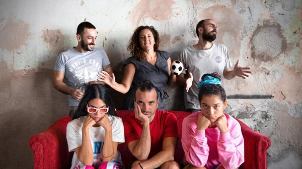 "Είμαστε Πάτσι": Τελευταίες παραστάσεις για την έξυπνη κωμωδία της Συντεχνίας του Γέλιου